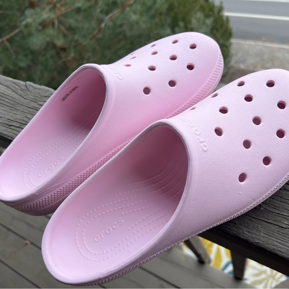 Crocs Classic Low Profile Light Pink Clogs